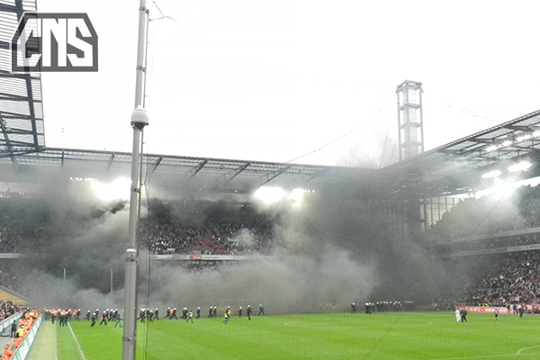Nach dem Abstieg gegen Bayern München wurde in der Südkurve schwarzer Rauch gezündet und Fans betraten das Spielfeld.<br />    <button type=