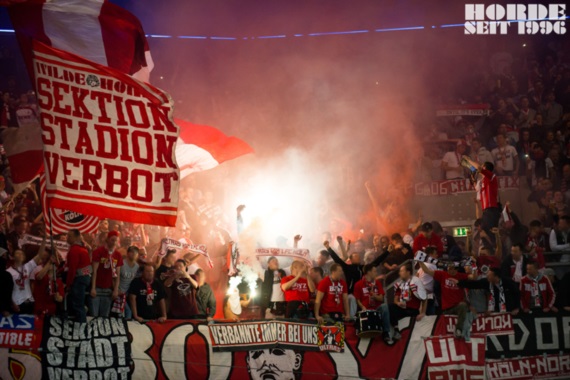 Am Abbrennen von Pyro in Duisburg soll den Zündlern von anderen Fans geholfen worden sein.<br />    <button type=
