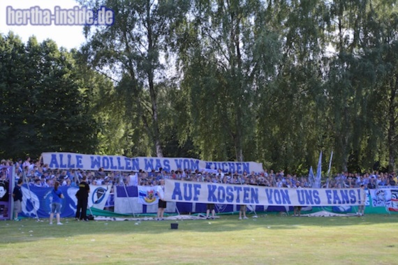 Spruchband- und Schalaktion der Hertha BSC Fans in Neumünster<br />    <button type=