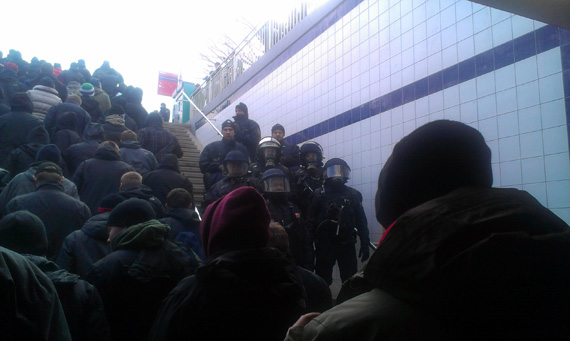 Polizisten mit Gasmasken empfingen die Club-Fans am Bahnhof.<br />    <button type=