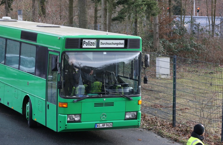 Ein Durchsuchungsbus der Polizei stand auch schon bereit.<br />    <button type=
