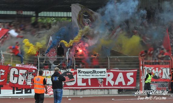 Pyroaktion der RWE-Fans bei RWO<br />    <button type=