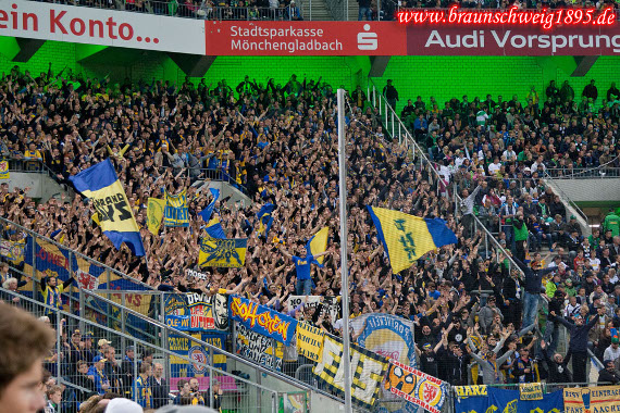 Stehplatzbereich der Braunschweiger Fans in Mönchengladbach.<br />    <button type=