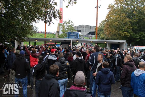 Kölner-Fans während des Spiels vorm Wildparkstadion.<br />    <button type=