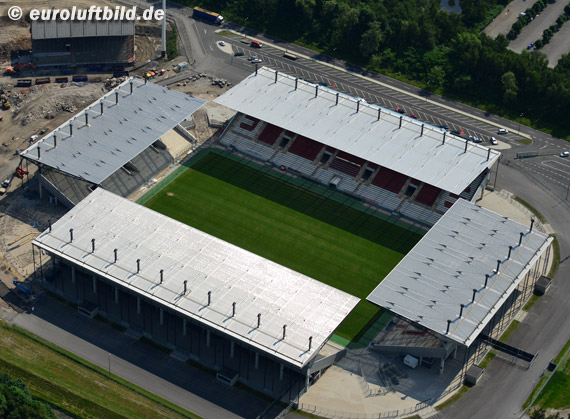 Die Tribüne ist im Sommer eröffnet worden.<br />    <button type=