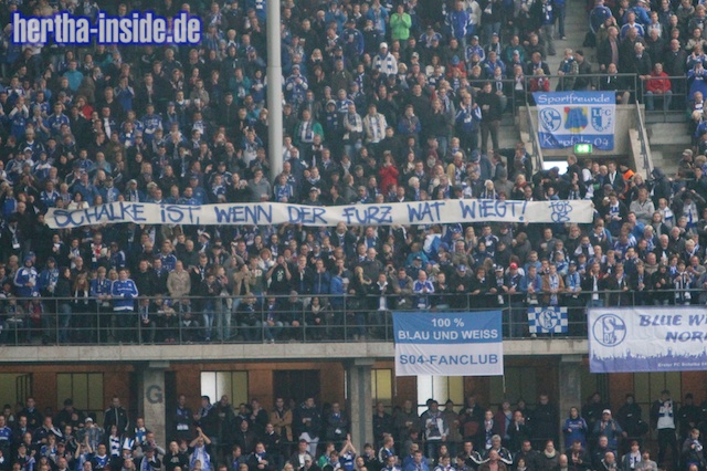 Spruchband der Fringe Group Berlin im Schalker Gästeblock.<br />    <button type=