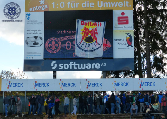 Die Fahne verdeckte das echte Wappen des Retortenclubs aus Leipzig.<br />    <button type=