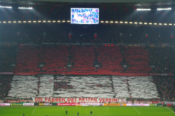 Der zweite Teil der Choreographie war dem FC Bayern gewidmet.<br />    <button type=