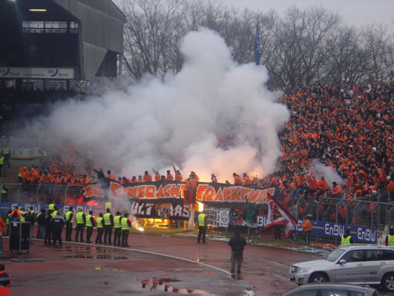 Eintracht-Fans beim Auswärtsspiel in Karlsruhe 2009.<br />    <button type=