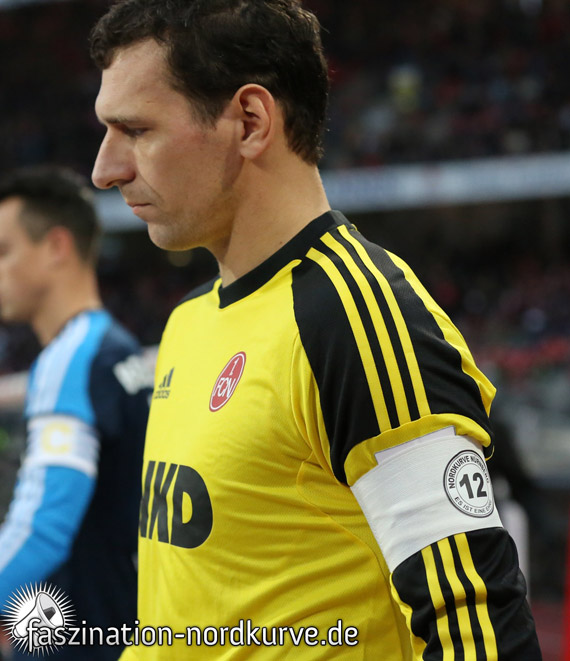 Raphael Schäfer mit der Kapitänsbinde der Nordkurve Nürnberg.<br />    <button type=