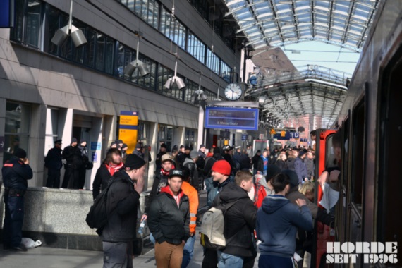 Bei Zugreisen ging die Gewalt von Fans zurück<br />    <button type=