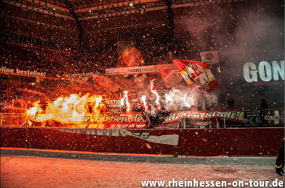 Pyroaktion der Mainzer-Fans in Nürnberg.<br />    <button type=