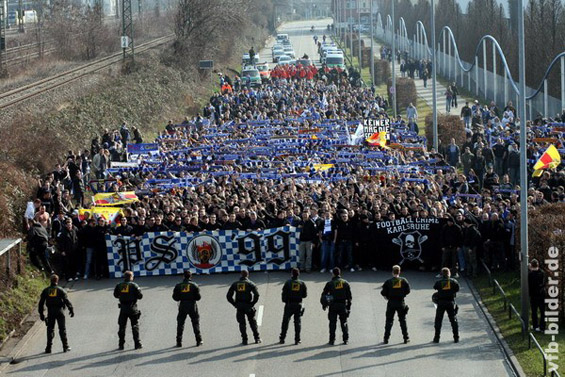 Auswärts war der KSC immer zahlreich vertreten, wie hier beim Derby in Stuttgart 2007/2008<br />    <button type=