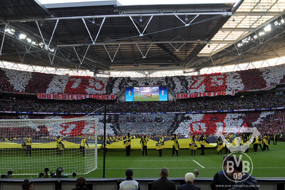 Choreografie der Bayern-Fans beim Champions League Finale in London.<br />    <button type=