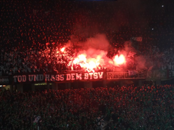 H96-Fans in den betroffenen Blöcken zündeten beim Derby 2013 Pyrotechnik.<br />    <button type=