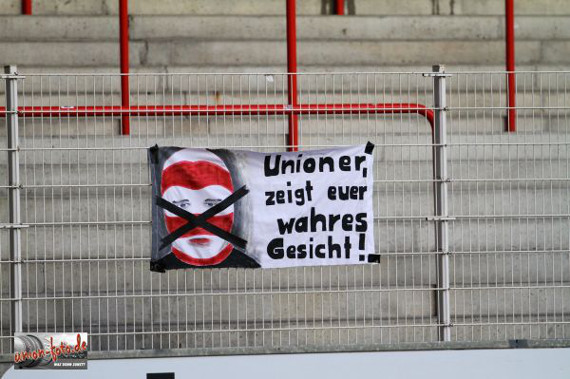 Plakat beim Testspiel von Union Berlin gegen Arminia Bielefeld<br />    <button type=