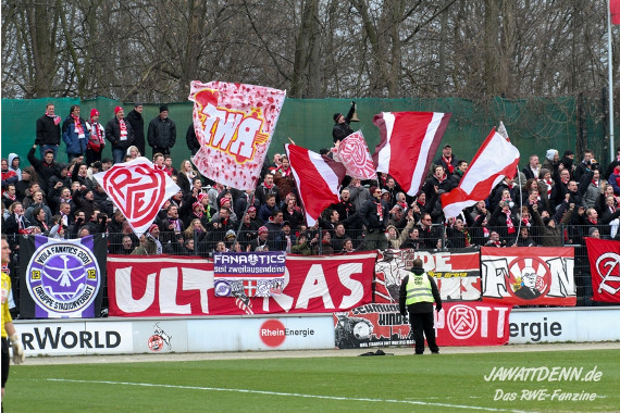Der Essener Fanblock beim Spiel gegen die Zweitvertretung des 1. FC Köln<br />    <button type=