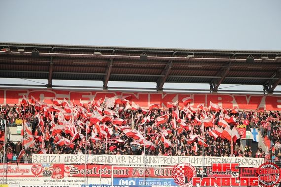 Proteste der HFC-Fans gegen das Jugendtestspiel bei der Partie gegen Kiel.<br />    <button type=