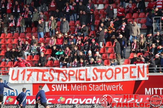 Proteste der HFC-Fans gegen das Jugendtestspiel bei der Partie gegen Kiel.<br />    <button type=
