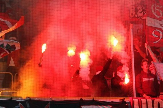 Nach diese Pyroaktion der Kaiserslautern Fans wurde nach § 330a Strafgesetzbuch ermittelt.<br />    <button type=