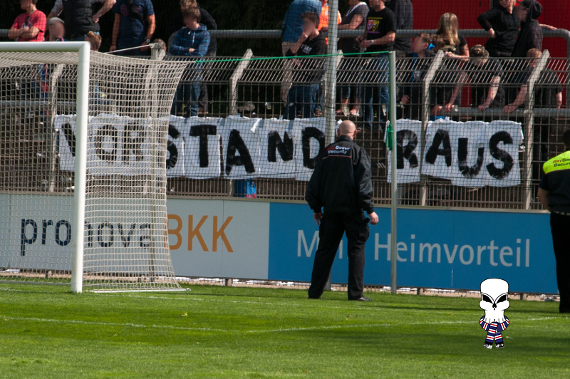 Vorstand Raus Plakate beim Spiel in Leverkusen<br />Bild: Ultras Krefeld”><figcaption>Vorstand Raus Plakate beim Spiel in Leverkusen<br />Bild: Ultras Krefeld</figcaption></figure>
                </div>
                
                <!-- YouTube (Meta-Feld) -->
                
            </div>
        </article>

                <script>
        (function() {
            var root = document.querySelector('.ff-single-news-gallery');
            if (!root) return;
            var slides = root.querySelectorAll('.ff-single-news-gallery-slide');
            var dots = root.querySelectorAll('.ff-single-news-gallery-dot');
            var prev = root.querySelector('.ff-single-news-gallery-prev');
            var next = root.querySelector('.ff-single-news-gallery-next');
            var n = slides.length;
            if (n < 2) return;
            var i = 0;
            function closeAllImgInfo() {
                root.querySelectorAll('.ff-fv-img-info-host.is-info-open').forEach(function(host) {
                    host.classList.remove('is-info-open');
                    var b = host.querySelector('.ff-fv-img-info-btn');
                    var p = host.querySelector('.ff-fv-img-info-panel');
                    if (b) b.setAttribute('aria-expanded', 'false');
                    if (p) p.setAttribute('aria-hidden', 'true');
                });
            }
            function show(idx) {
                closeAllImgInfo();
                i = ((idx % n) + n) % n;
                for (var s = 0; s < n; s++) {
                    if (s === i) slides[s].removeAttribute('hidden'); else slides[s].setAttribute('hidden', '');
                }
                for (var s = 0; s < dots.length; s++) {
                    dots[s].classList.toggle('is-active', s === i);
                    dots[s].setAttribute('aria-selected', s === i ? 'true' : 'false');
                }
            }
            if (prev) prev.addEventListener('click', function() { show(i - 1); });
            if (next) next.addEventListener('click', function() { show(i + 1); });
            for (var d = 0; d < dots.length; d++) {
                (function(di) { dots[di].addEventListener('click', function() { show(di); }); })(d);
            }
        })();
        </script>
        
        <!-- Kommentare -->
                <section class=
