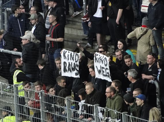 Anti-Kind Proteste von Hannover 96 Fans in Frankfurt.<br />    <button type=