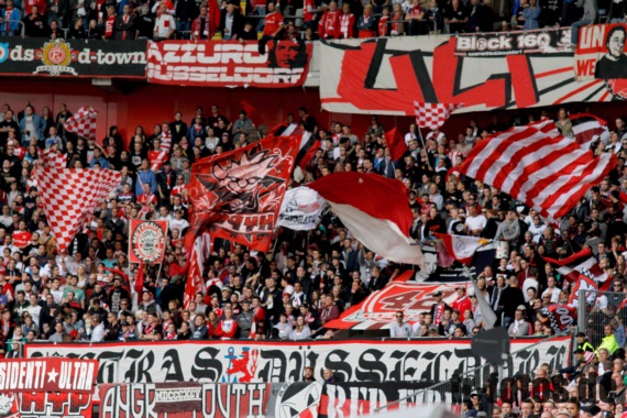 Bis zu den Vorfällen in Frankfurt war die Gruppe Dissidenti im Block 42 angesiedelt. Danach musste die Gruppe den Block verlassen.<br />    <button type=