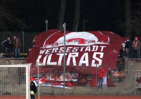 Die Ultras Wersestadt zeigen sich für die Unterstützung der Mannschaft von RW Ahlen verantwortlich.<br />    <button type=