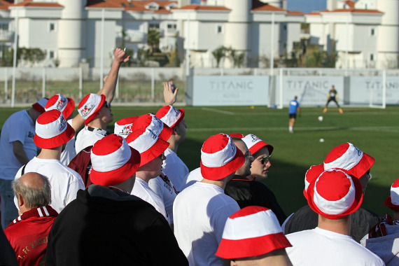 Fans des 1. FC Kaiserslautern im Trainingslager<br />    <button type=