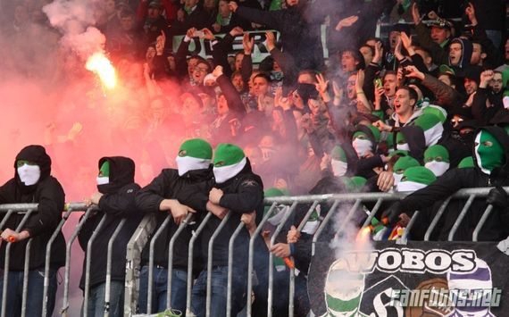 Wolfsburger Ultras beim Auswärtsspiel in Braunschweig.<br />    <button type=