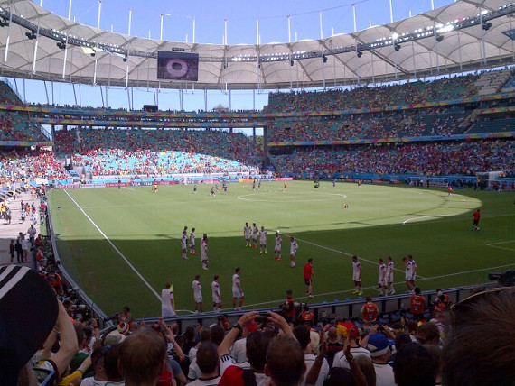 Deutsche Fans vor dem Spiel gegen Portugal in Salvador. Alle Fanfotos vom Spiel gibt es oben in der Galerie.<br />Bild: André Ahlert”><figcaption>Deutsche Fans vor dem Spiel gegen Portugal in Salvador. Alle Fanfotos vom Spiel gibt es oben in der Galerie.<br />Bild: André Ahlert</figcaption></figure>
                </div>
                
                <!-- YouTube (Meta-Feld) -->
                
            </div>
        </article>

                <script>
        (function() {
            var root = document.querySelector('.ff-single-news-gallery');
            if (!root) return;
            var slides = root.querySelectorAll('.ff-single-news-gallery-slide');
            var dots = root.querySelectorAll('.ff-single-news-gallery-dot');
            var prev = root.querySelector('.ff-single-news-gallery-prev');
            var next = root.querySelector('.ff-single-news-gallery-next');
            var n = slides.length;
            if (n < 2) return;
            var i = 0;
            function closeAllImgInfo() {
                root.querySelectorAll('.ff-fv-img-info-host.is-info-open').forEach(function(host) {
                    host.classList.remove('is-info-open');
                    var b = host.querySelector('.ff-fv-img-info-btn');
                    var p = host.querySelector('.ff-fv-img-info-panel');
                    if (b) b.setAttribute('aria-expanded', 'false');
                    if (p) p.setAttribute('aria-hidden', 'true');
                });
            }
            function show(idx) {
                closeAllImgInfo();
                i = ((idx % n) + n) % n;
                for (var s = 0; s < n; s++) {
                    if (s === i) slides[s].removeAttribute('hidden'); else slides[s].setAttribute('hidden', '');
                }
                for (var s = 0; s < dots.length; s++) {
                    dots[s].classList.toggle('is-active', s === i);
                    dots[s].setAttribute('aria-selected', s === i ? 'true' : 'false');
                }
            }
            if (prev) prev.addEventListener('click', function() { show(i - 1); });
            if (next) next.addEventListener('click', function() { show(i + 1); });
            for (var d = 0; d < dots.length; d++) {
                (function(di) { dots[di].addEventListener('click', function() { show(di); }); })(d);
            }
        })();
        </script>
        
        <!-- Kommentare -->
                <section class=