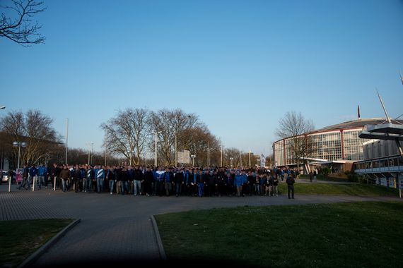 Schalker Ultras beim Derby in Dortmund<br />    <button type=