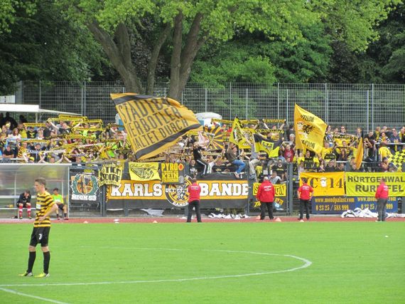Nicht nur bei Auswärtsspielen steht die neue Gruppe neben der Karlsbande.<br />    <button type=