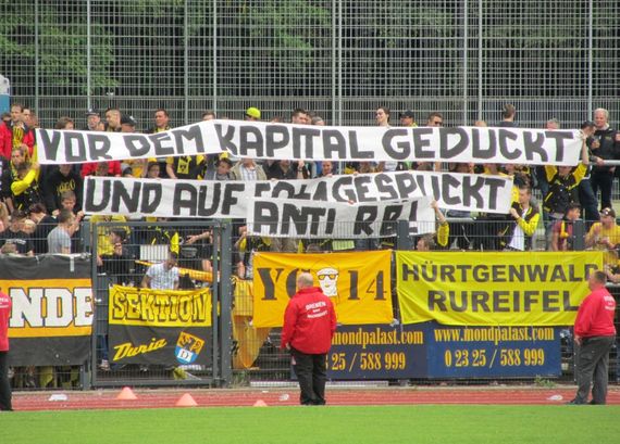 Zu fanpolitischen Themen äußert sich die Gruppe, wie hier beim Spiel gegen Schalke II.<br />    <button type=