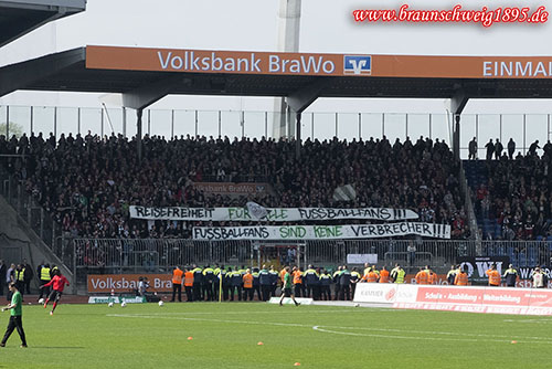 Hannover-Fans, die trotzdem nach Braunschweig reisten, protestierten gegen die Einschränkung der Reisefreiheit.<br />    <button type=