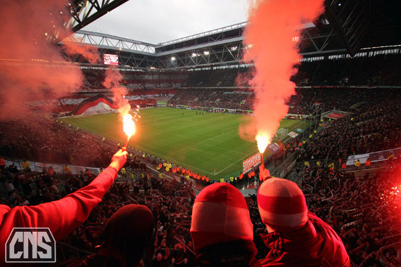 Beim rheinischen Derby setzten bei Fanszenen Pyrotechnik nicht nur als optisches Stilmittel ein.<br />    <button type=