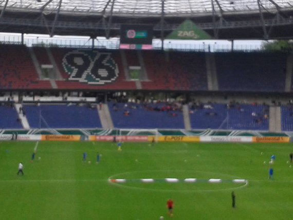 Neutralisierung der Werbebanden beim U19 Spiel Hannover gegen Hoffenheim.<br />    <button type=