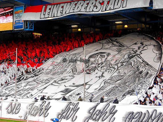 Choreografie der Aminia-Fans beim Spiel gegen St. Pauli<br />Bild: dsc-lage.de.vu”><figcaption>Choreografie der Aminia-Fans beim Spiel gegen St. Pauli<br />Bild: dsc-lage.de.vu</figcaption></figure>
                </div>
                
                <!-- YouTube (Meta-Feld) -->
                
            </div>
        </article>

                <script>
        (function() {
            var root = document.querySelector('.ff-single-news-gallery');
            if (!root) return;
            var slides = root.querySelectorAll('.ff-single-news-gallery-slide');
            var dots = root.querySelectorAll('.ff-single-news-gallery-dot');
            var prev = root.querySelector('.ff-single-news-gallery-prev');
            var next = root.querySelector('.ff-single-news-gallery-next');
            var n = slides.length;
            if (n < 2) return;
            var i = 0;
            function closeAllImgInfo() {
                root.querySelectorAll('.ff-fv-img-info-host.is-info-open').forEach(function(host) {
                    host.classList.remove('is-info-open');
                    var b = host.querySelector('.ff-fv-img-info-btn');
                    var p = host.querySelector('.ff-fv-img-info-panel');
                    if (b) b.setAttribute('aria-expanded', 'false');
                    if (p) p.setAttribute('aria-hidden', 'true');
                });
            }
            function show(idx) {
                closeAllImgInfo();
                i = ((idx % n) + n) % n;
                for (var s = 0; s < n; s++) {
                    if (s === i) slides[s].removeAttribute('hidden'); else slides[s].setAttribute('hidden', '');
                }
                for (var s = 0; s < dots.length; s++) {
                    dots[s].classList.toggle('is-active', s === i);
                    dots[s].setAttribute('aria-selected', s === i ? 'true' : 'false');
                }
            }
            if (prev) prev.addEventListener('click', function() { show(i - 1); });
            if (next) next.addEventListener('click', function() { show(i + 1); });
            for (var d = 0; d < dots.length; d++) {
                (function(di) { dots[di].addEventListener('click', function() { show(di); }); })(d);
            }
        })();
        </script>
        
        <!-- Kommentare -->
                <section class=