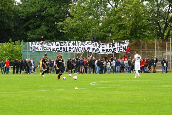 Foto der Spruchbandaktion beim Trainingsauftakt. Bild: www.union-foto.de