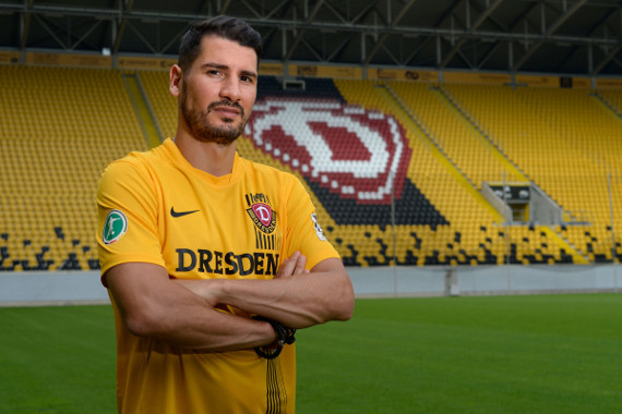 Cristian Fiel mit dem von Fans designten Trikot ohne Sponsorenaufdruck. Bild: Dynamo Dresden