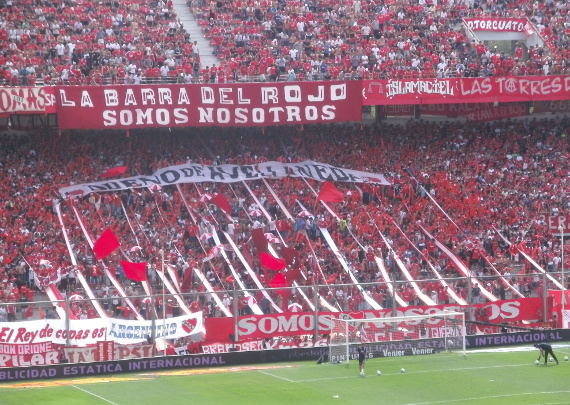 Der Chef der Barra del Rojo verkleidete sich als Schweizer.<br />Bild: Faszination Fankurve“><figcaption>Der Chef der Barra del Rojo verkleidete sich als Schweizer.<br />Bild: Faszination Fankurve</figcaption></figure>
            </div>

                    </article>

                <section class=