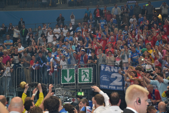 Mitte 2013 feierten die HSV Handball Fans noch den Gewinn der Champions League.<br />    <button type=