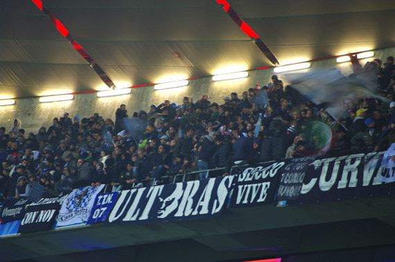 Ultras vom SSC Neapel in München.<br />Bild: Peter Reiser“><figcaption>Ultras vom SSC Neapel in München.<br />Bild: Peter Reiser</figcaption></figure>
            </div>

                    </article>

                <section class=