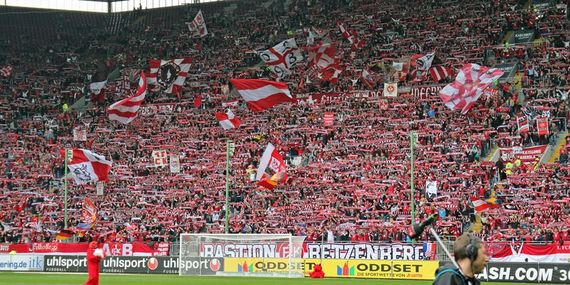 Neuer und alter Standort der Gruppen auf einen Blick. Hier stehen die Gruppen oben noch weit auseinander. In Zukunft stehen sie, wo hier die Bastion Betzenberg-Fahne hängt.<br />    <button type=