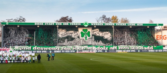 Choreografie der Fürther-Fans beim Derby 2012/13. Alle Fanfotos des Frankenderbys gibt es oben in der Galerie.<br />    <button type=