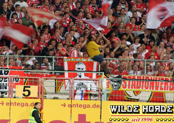 Kölner Fans zeigten ein Plakat für Dominik, um ihm Kraft zu geben.<br />    <button type=
