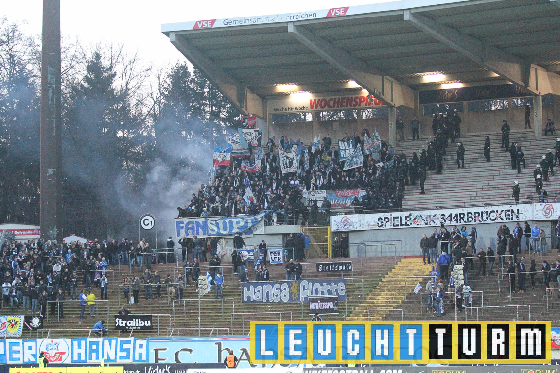 Zahlreiche Hansa-Fans positionierten sich beim Spiel in Saarbrücken auf der Haupttribüne und nicht im Stehplatzbereich des Gästeblocks.<br />    <button type=