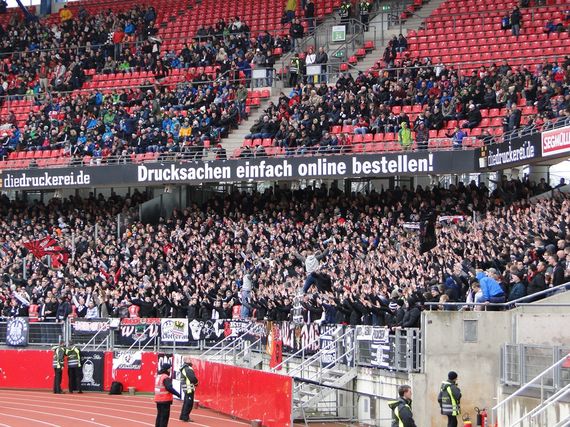 Eintracht-Fans in Nürnberg.<br />    <button type=
