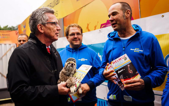 Michael Gabriel in Porto Alegre im Gespräch mit Bundesinnenminister Thomas de Maizière.<br />Bild: fanguide-wm2014.de”><figcaption>Michael Gabriel in Porto Alegre im Gespräch mit Bundesinnenminister Thomas de Maizière.<br />Bild: fanguide-wm2014.de</figcaption></figure>
<figure><img decoding=