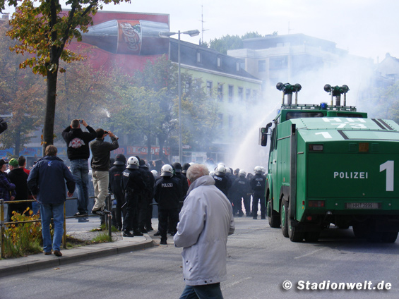 Polizeieinsatz beim Derby zwischen dem FC St. Pauli und dem Hamburger SV.<br />    <button type=